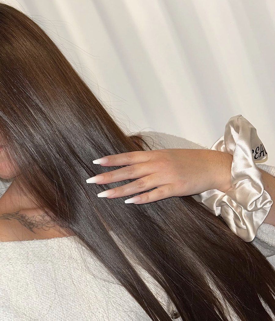 Cheveux longs, lisses et brillants après un lissage SB Beauty